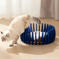 Cargar la imagen en la vista de la galería, Cocon pour chat design bleu avec entrée ouverte et coussin blanc confortable pour chat Oscar et Plume