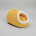 Charger l'image dans la visionneuse de la galerie, Cocon pour chat en peluche jaune doux avec une ouverture confortable pour les félins