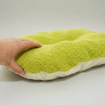 Charger l'image dans la visionneuse de la galerie, Cocon pour chat en peluche vert doux et confortable, idéal pour le repos de votre félin