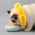 Charger l'image dans la visionneuse de la galerie, Chat portant une collerette protection chat jaune en peluche tout en mangeant dans une gamelle bleue