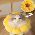 Carica l'immagine nel visualizzatore della galleria, Chat portant une collerette protection chat jaune en forme de fleur pour éviter les léchages