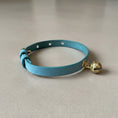Charger l'image dans la visionneuse de la galerie, Collier à clochette pour chat bleu avec fermoir doré, idéal pour les félins élégants