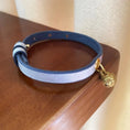 Charger l'image dans la visionneuse de la galerie, Collier à clochette pour chat en cuir bleu avec une clochette dorée élégante