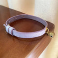 Charger l'image dans la visionneuse de la galerie, Collier à clochette pour chat en cuir lilas avec attache dorée pour un style élégant