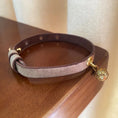 Charger l'image dans la visionneuse de la galerie, Collier à clochette pour chat en cuir avec une clochette dorée élégante