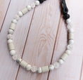 Load image into Gallery viewer, Collier anti-tiques chien en perles de marbre blanches et noires, élégant et pratique pour votre animal