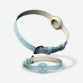Charger l'image dans la visionneuse de la galerie, Collier avec emplacement Airtag bleu clair pour animaux avec gravure personnalisée Oscar et Plume