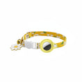Charger l'image dans la visionneuse de la galerie, Collier avec porte-Airtag jaune à fleurs blanches signé Oscar et Plume, avec breloque fleur dorée
