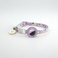 Charger l'image dans la visionneuse de la galerie, Collier avec porte-Airtag violet à motif marguerite avec clochette et fermeture sécurisée