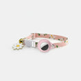 Charger l'image dans la visionneuse de la galerie, Collier avec porte-Airtag rose à motif fleurs blanches et médaille marguerite pour chat