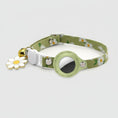 Charger l'image dans la visionneuse de la galerie, Collier avec porte-Airtag vert à motif marguerites avec breloque fleur et clochette dorée