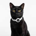 Carica l'immagine nel visualizzatore della galleria, Collier chat anti étranglement avec étiquette personnalisée en blanc, idéal pour la sécurité des chats
