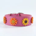 Charger l'image dans la visionneuse de la galerie, Collier chien cuir marguerite rose orné de fleurs jaunes et oranges pour un look tendance