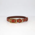 Load image into Gallery viewer, Collier chien cuir personnalisable en cuir brun avec boucle dorée pour un style unique