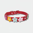 Load image into Gallery viewer, Collier chien fleurs en cuir rouge avec décorations florales colorées par Oscar et Plume