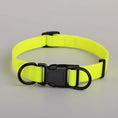 Charger l'image dans la visionneuse de la galerie, Collier chien imperméable jaune fluo avec boucle noire robuste de Oscar et Plume