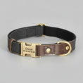 Charger l'image dans la visionneuse de la galerie, collier chien personnalisable Oscar et Plume en cuir noir et marron avec boucle laiton gravée prénom et numéro