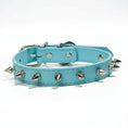 Charger l'image dans la visionneuse de la galerie, Collier clouté pour chien bleu ciel en cuir avec pointes métalliques argentées par Oscar et Plume