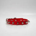 Charger l'image dans la visionneuse de la galerie, Collier clouté pour chien rouge en cuir avec pointes métalliques et boucle ajustable