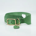 Load image into Gallery viewer, Collier cuir pour lévrier en vert avec une petite breloque en forme de cœur doré