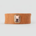 Load image into Gallery viewer, Collier de luxe pour chien en cuir avec un bijou en cristal rose élégant et design raffiné