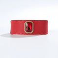 Load image into Gallery viewer, Collier de luxe pour chien en cuir rouge avec un élégant bijou en forme de gemme