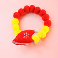 Load image into Gallery viewer, Collier de Noël pour chat et chien en pompons rouges et jaunes avec un chapeau de Noël décoratif