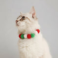 Load image into Gallery viewer, Collier de Noël pour chat et chien avec des pompons rouges, verts et blancs, idéal pour les fêtes