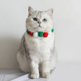 Load image into Gallery viewer, Collier de Noël pour chat et chien avec des pompons rouges, verts et blancs, parfait pour les fêtes