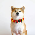 Load image into Gallery viewer, Collier de Noël pour chat et chien avec pompons colorés et nœud élégant pour les fêtes