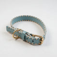 Load image into Gallery viewer, Collier en cuir pour chien en bleu avec coutures beige et boucle en métal doré