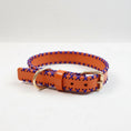 Load image into Gallery viewer, Collier en cuir pour chien orange avec des coutures bleues et une boucle en métal doré