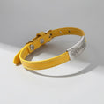 Load image into Gallery viewer, Collier en cuir véritable jaune Oscar avec plaque gravée et coutures contrastées pour chien