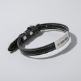 Load image into Gallery viewer, Collier en cuir véritable noir avec plaque personnalisée pour chien Oscar et Plume