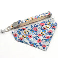 Charger l'image dans la visionneuse de la galerie, Collier et bandana petit chien avec motif floral multicolore signé Oscar et Plume