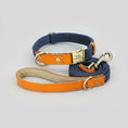 Charger l'image dans la visionneuse de la galerie, Collier et laisse personnalisable chien en cuir orange et tissu bleu Oscar et Plume avec plaque gravée