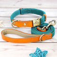 Charger l'image dans la visionneuse de la galerie, Collier et laisse personnalisable chien en cuir orange et tissu turquoise avec gravure Oscar et Plume