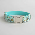 Load image into Gallery viewer, Collier et laisse personnalisable pour chien avec fermeture métallique et motif floral bleu par Oscar et Plume