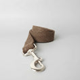 Load image into Gallery viewer, Collier et laisse personnalisable pour chien en tissu marron avec attache métallique argentée