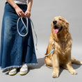 Charger l'image dans la visionneuse de la galerie, Femme tenant un collier et laisse pour chien tressé bleu avec chien golden retriever assis