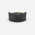 Charger l'image dans la visionneuse de la galerie, collier large pour chien noir en cuir epais avec coutures visibles et boucle laiton Oscar et Plume