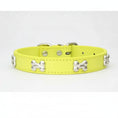 Charger l'image dans la visionneuse de la galerie, Collier os pour chien jaune fluo avec décorations en forme d'os en métal argenté