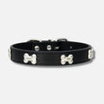 Charger l'image dans la visionneuse de la galerie, Collier os pour chien en cuir noir orné de décorations os en métal argenté par Oscar et Plume