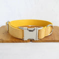 Charger l'image dans la visionneuse de la galerie, Collier personnalisable velours pour chien de couleur jaune avec boucle métallique solide