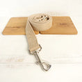 Charger l'image dans la visionneuse de la galerie, Laisse beige en velours avec attache métallique pour collier personnalisable velours pour chien Oscar et Plume