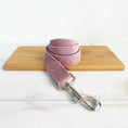 Charger l'image dans la visionneuse de la galerie, Collier personnalisable velours pour chien en tissu rose avec attache métallique argentée