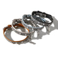 Charger l'image dans la visionneuse de la galerie, Collier pour chat avec clochette en cuir avec détails clous disponible en plusieurs couleurs par Oscar et Plume