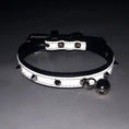 Charger l'image dans la visionneuse de la galerie, Collier pour chat avec clochette en cuir noir avec clous métalliques et boucle réglable