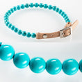 Load image into Gallery viewer, Collier pour chien hyperactif en perles turquoises avec boucle en cuir beige signé Oscar et Plume