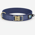 Charger l'image dans la visionneuse de la galerie, collier pour chien personnalisable Oscar et Plume bleu marine avec boucle laiton gravée et numéro